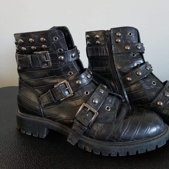 SOLD GUESS BLACK MOTO STYLE ANKLE BOOTS - Picture 5 of 5